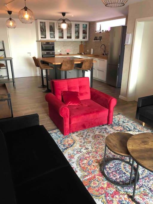 Stylisches Maybach Appartement Mit Terrasse Fuer 5 Personen, 5 Betten, Grosse Kochinsel, Homeoffice Mit 250Mbit Wlan Aidlingen 외부 사진